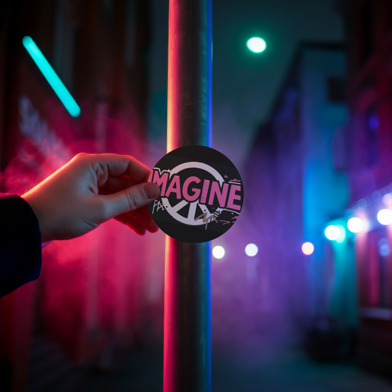 Eine Hand klebt einen Sticker an eine Stange