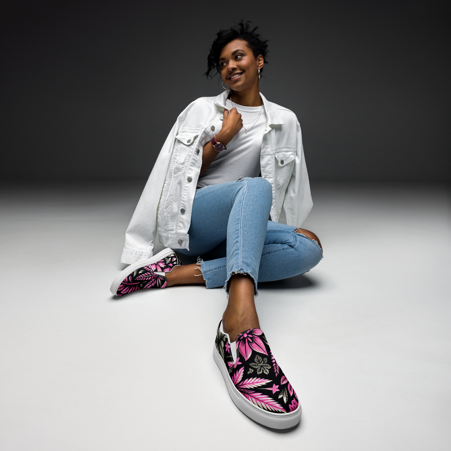 eine frau zeigt coolen slipper schuhe