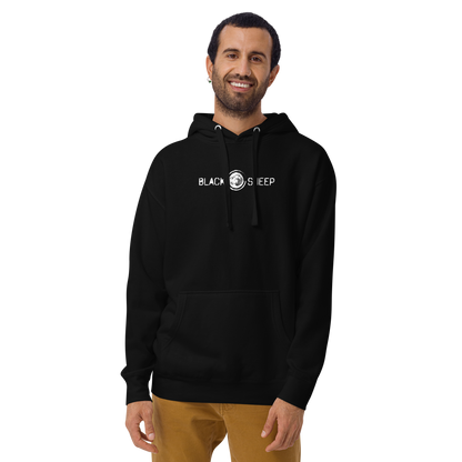 Mann trägt schwarzen Unisex Hoodie mit Black Sheep Schriftzug und kleinem Schafskopf auf Brusthöhe