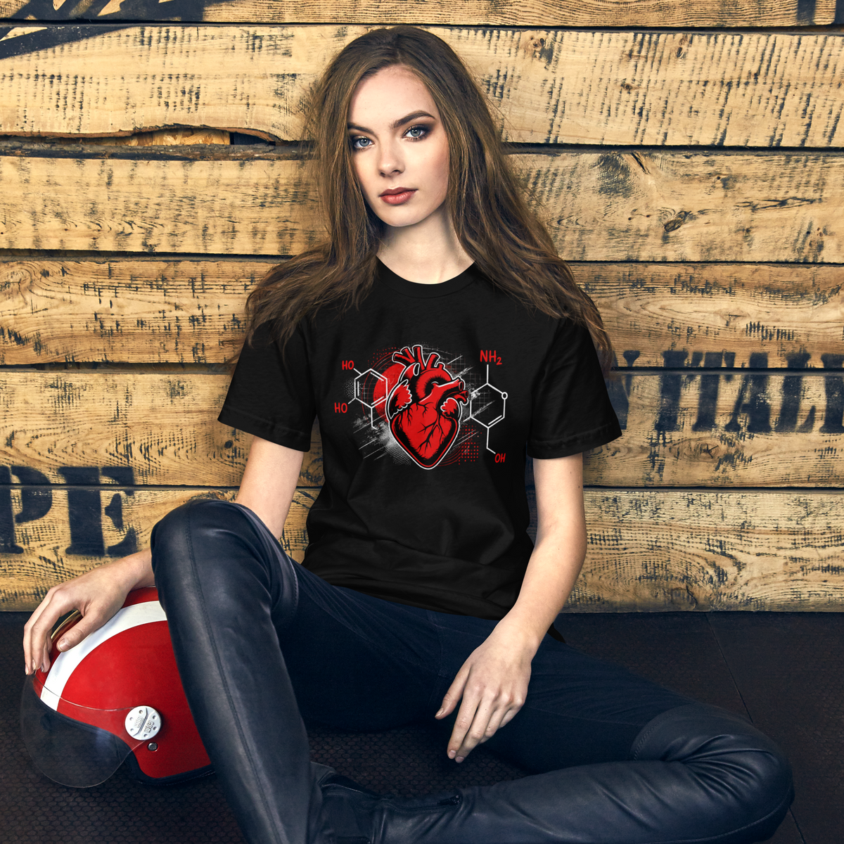Frau trägt schwarzes T-Shirt mit Herz Print und der chemischen Verbindung von Liebe