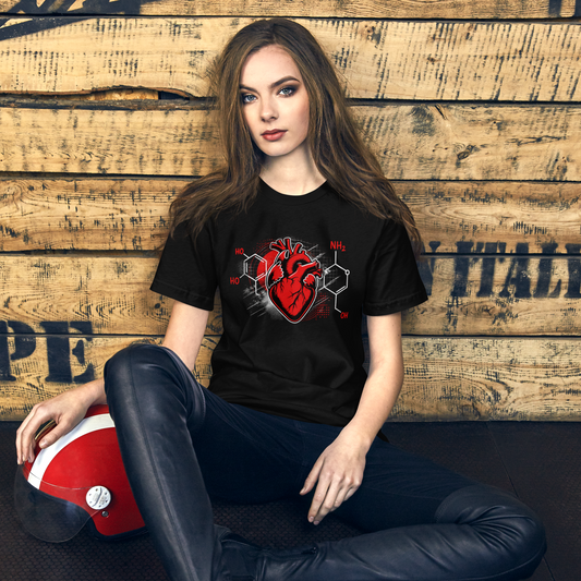 Frau trägt schwarzes T-Shirt mit Herz Print und der chemischen Verbindung von Liebe