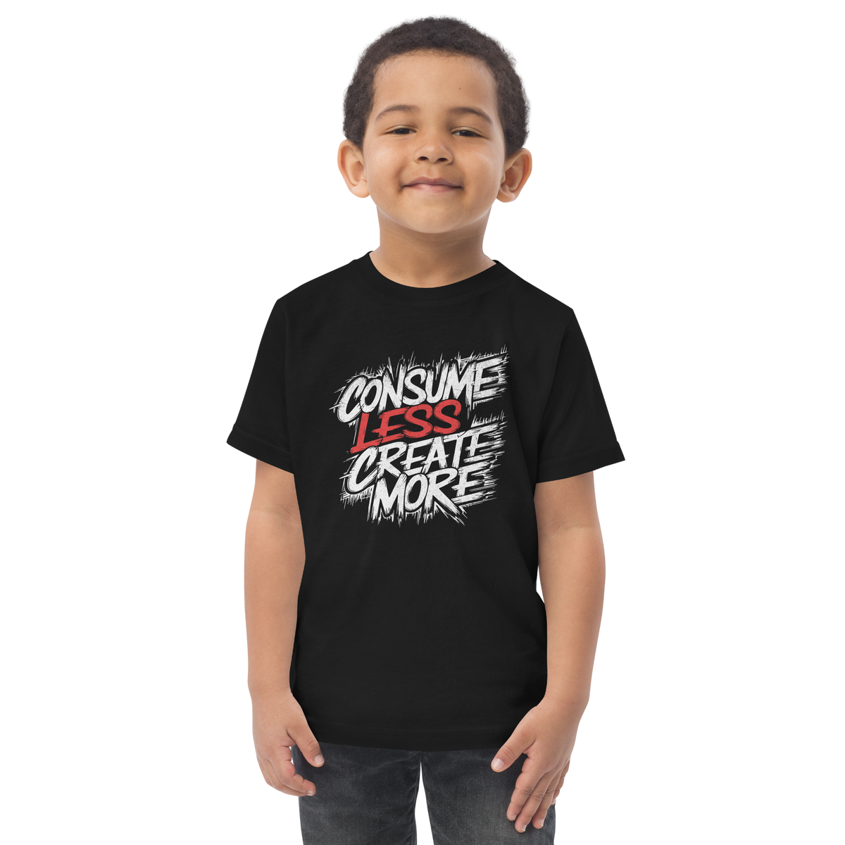 Junge trägt schwarzes Kinder T-Shirt mit   Consume Less, Create More Schriftzug im Streetart Style