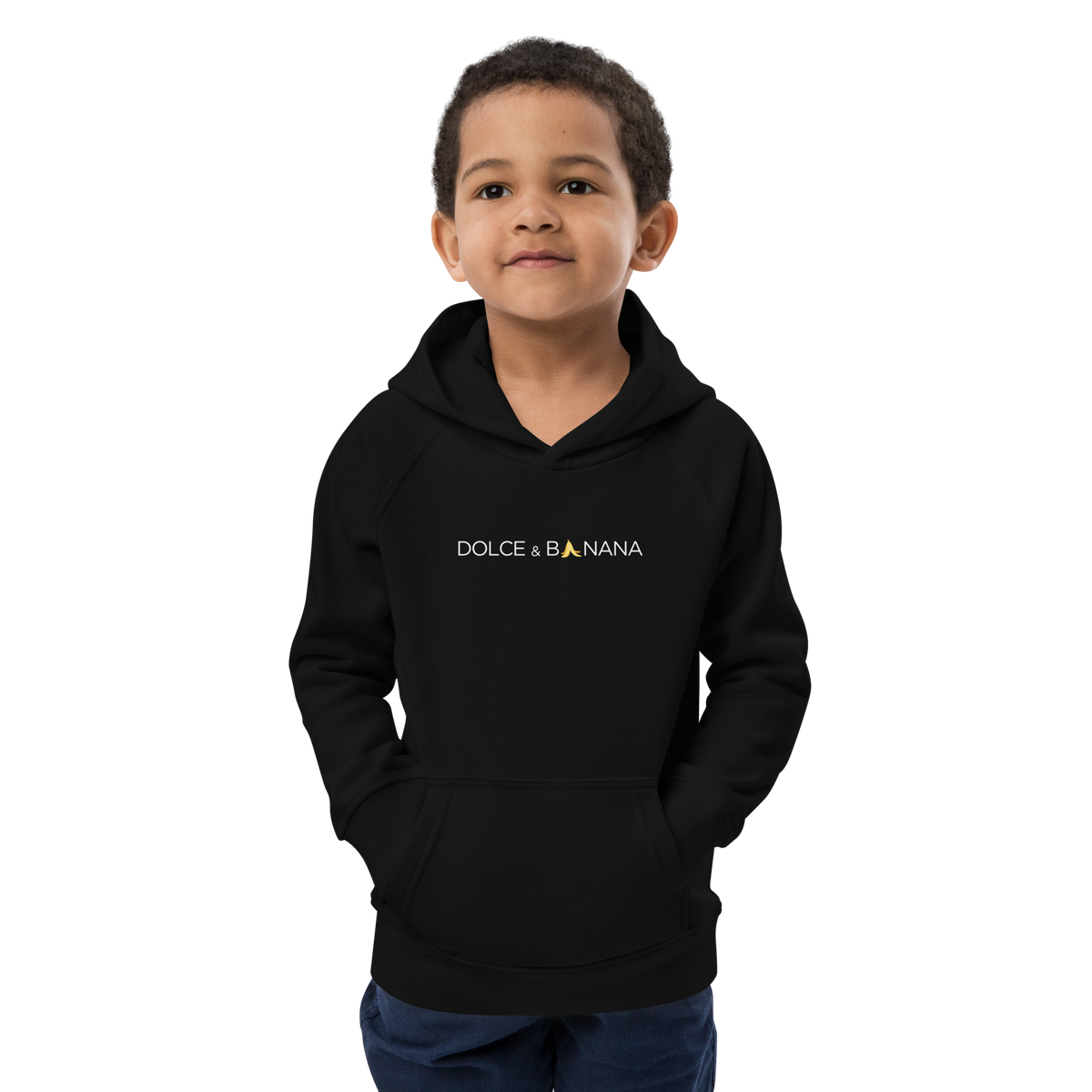Junge trägt schwarzen Hoodie mit Dolce & Banana Brustprint
