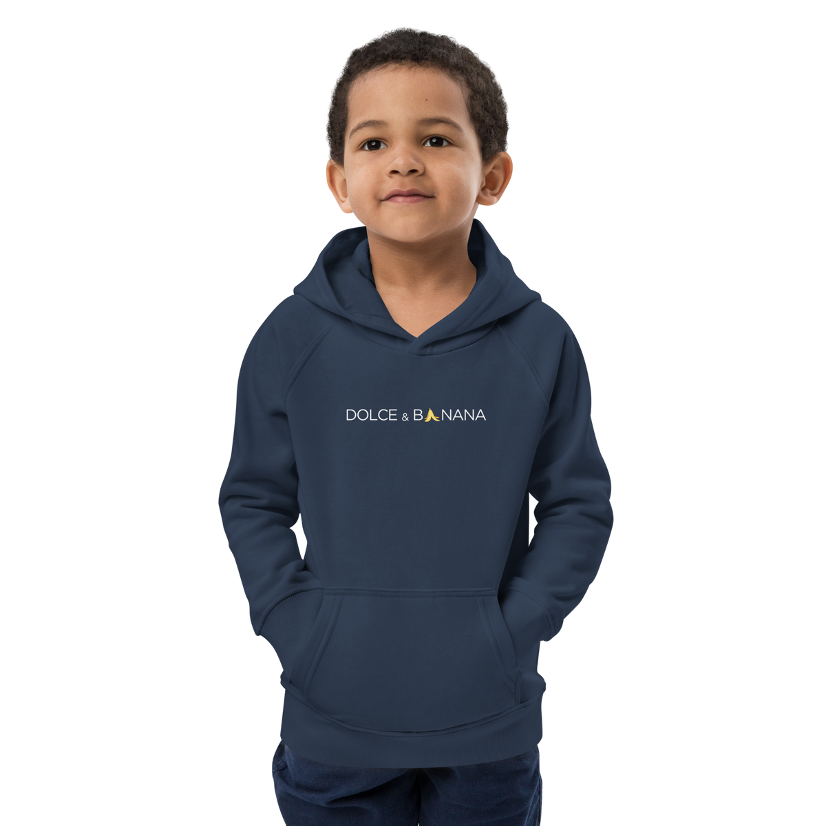 Junge trägt blauen Hoodie mit Dolce & Banana Brustprint