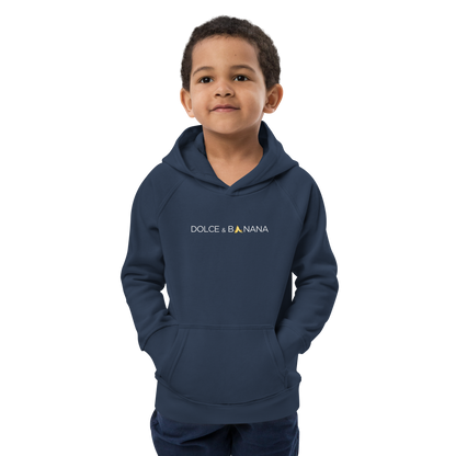 Junge trägt blauen Hoodie mit Dolce & Banana Brustprint