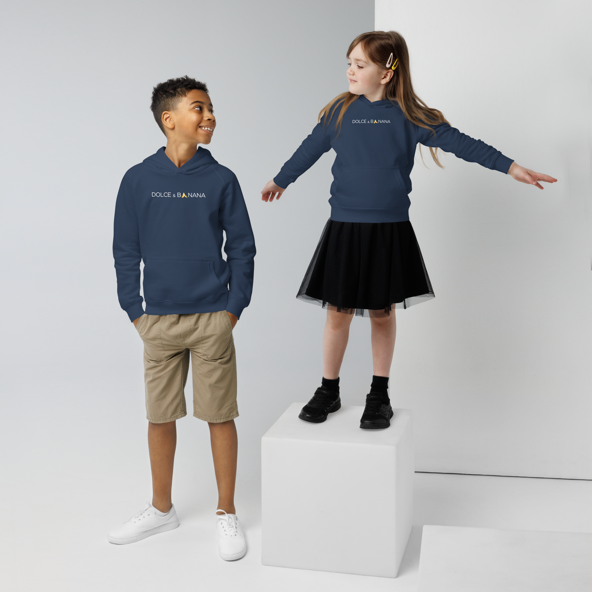 Junge und Mädchen tragen blauen Hoodie mit Dolce & Banana Brustprint