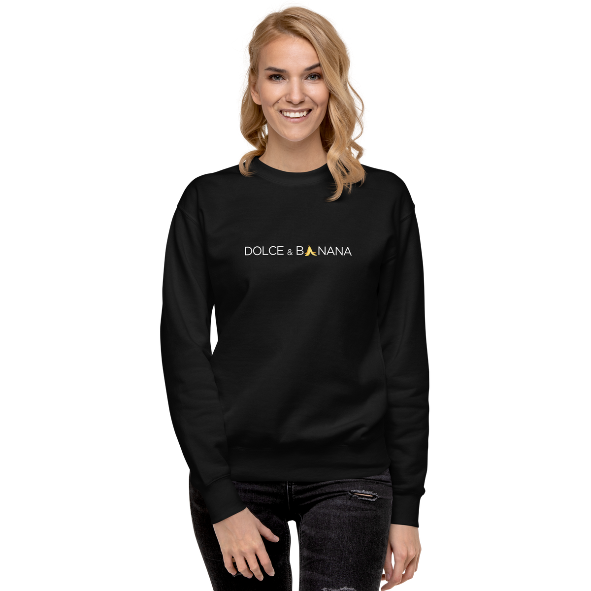 Frau trägt schwarzen Unisex Pullover mit Dolce & Banana Brustprint