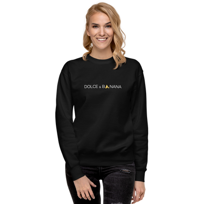 Frau trägt schwarzen Unisex Pullover mit Dolce & Banana Brustprint