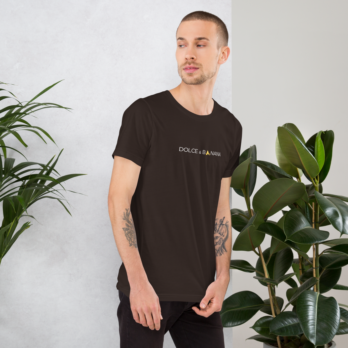 Mann trägt braunes Unisex T-Shirt mit Dolce & Banana Brustprint
