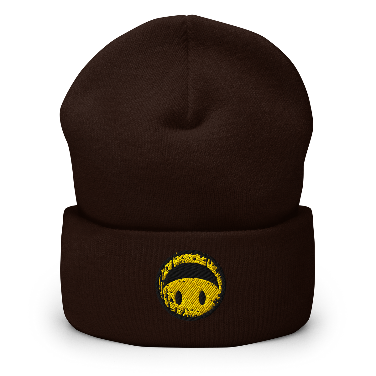 Braunes Beanie mit gelbem Smiley das auf dem Kopf steht bestickt