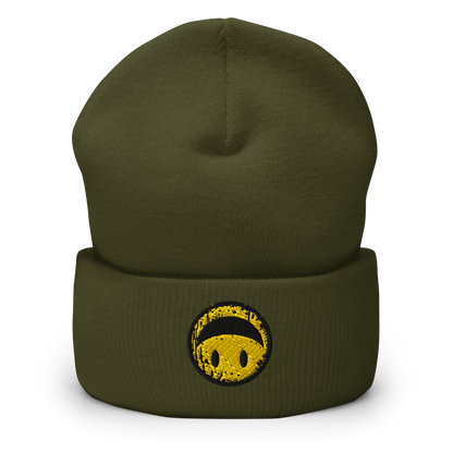 Olivegrünes Beanie mit gelbem Smiley das auf dem Kopf steht bestickt