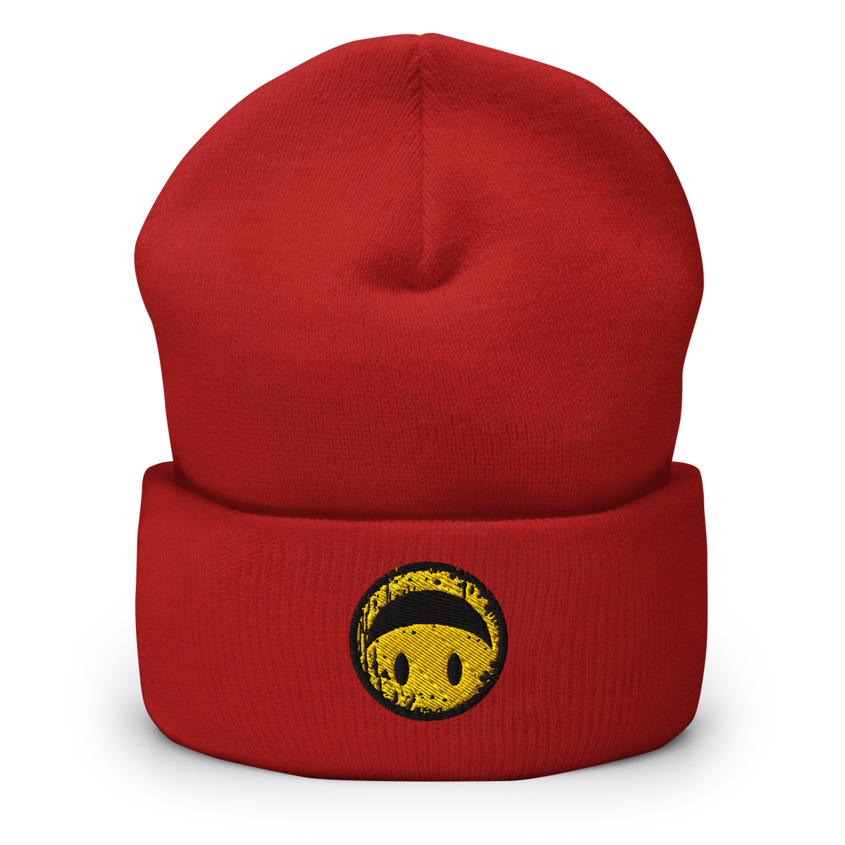 Rotes Beanie mit gelbem Smiley das auf dem Kopf steht bestickt