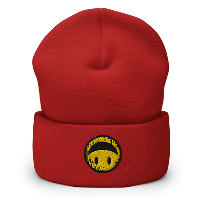 Rotes Beanie mit gelbem Smiley das auf dem Kopf steht bestickt