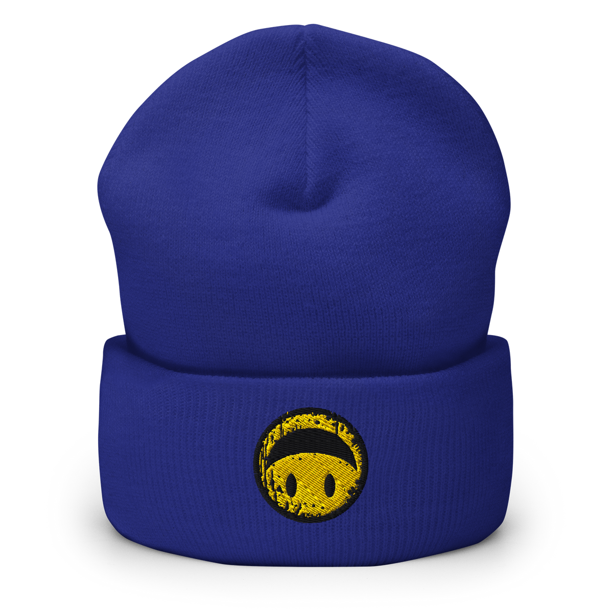 Blaues Beanie mit gelbem Smiley das auf dem Kopf steht bestickt