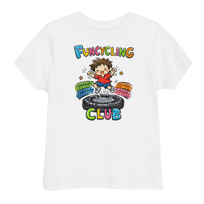 Ein weißes T-Shirt mit buntem "Funcycling Club" Print und einem Jungen der auf einem Reifen Trampolin springt