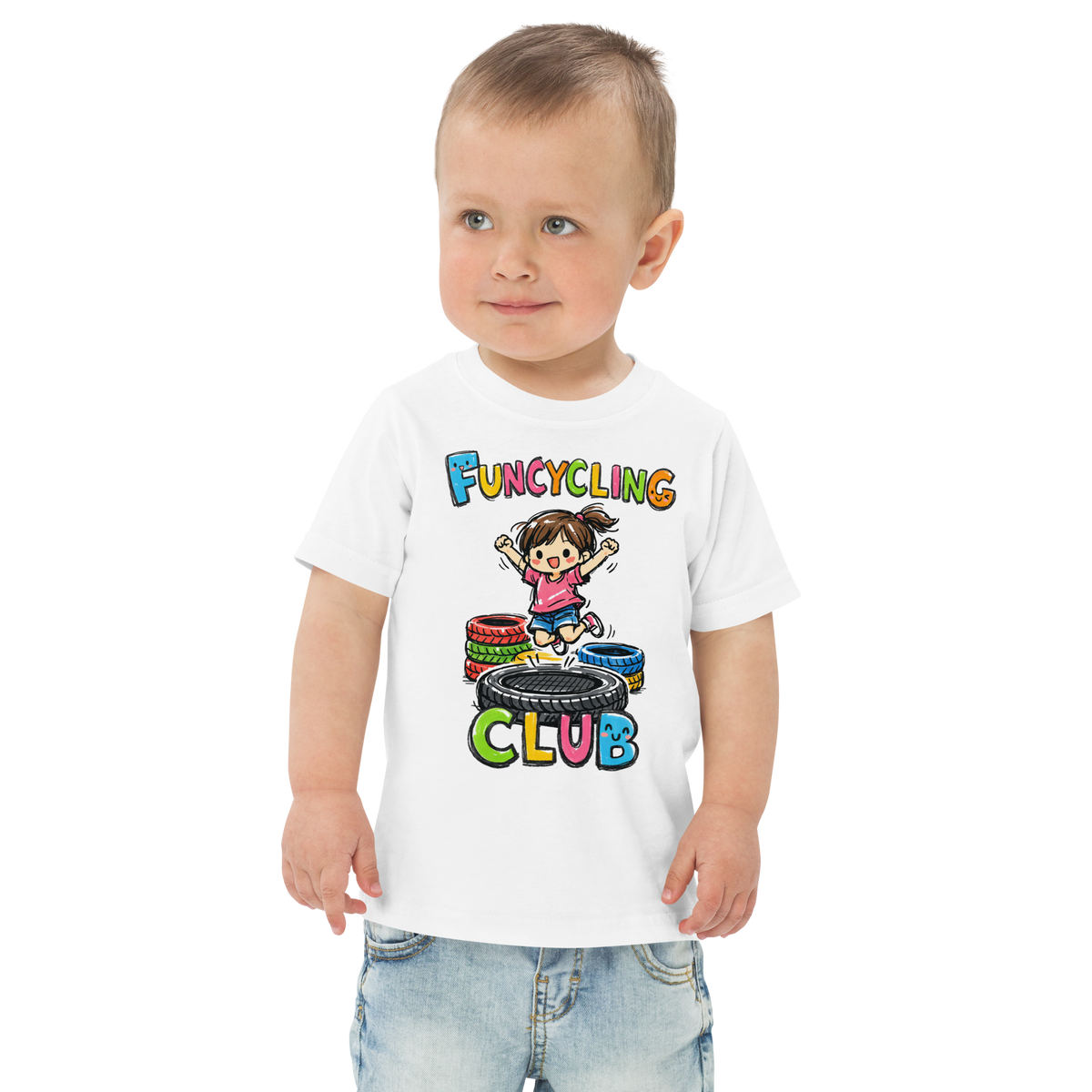 Ein Junge trägt ein weißes T-Shirt mit buntem "Funcycling Club" Print und einem Mädchen, das auf einem Reifen Trampolin springt
