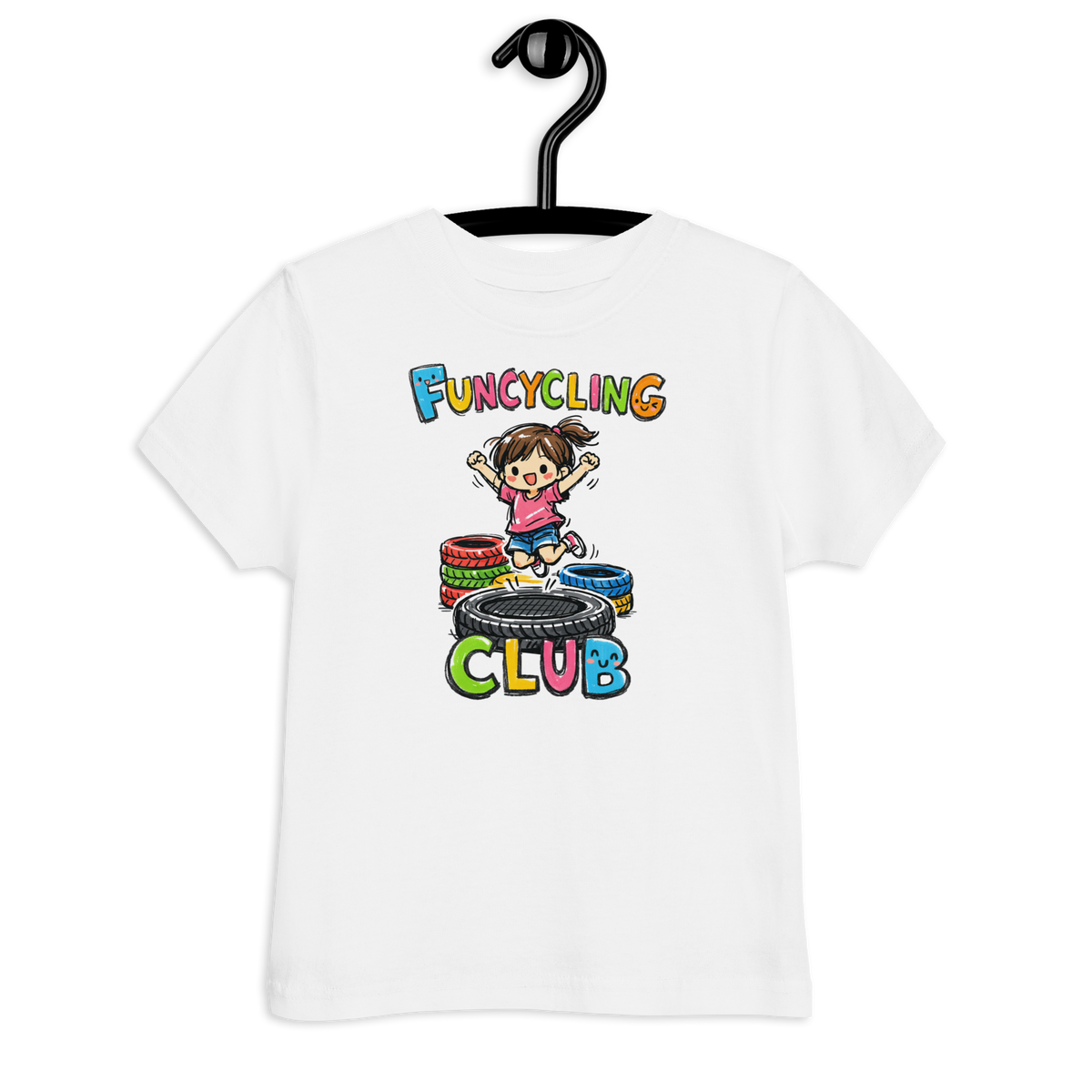 Ein weißes T-Shirt mit buntem "Funcycling Club" Print und einem Mädchen, das auf einem Reifen Trampolin springt