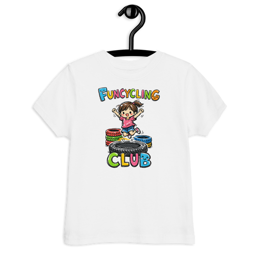 Ein weißes T-Shirt mit buntem "Funcycling Club" Print und einem Mädchen, das auf einem Reifen Trampolin springt