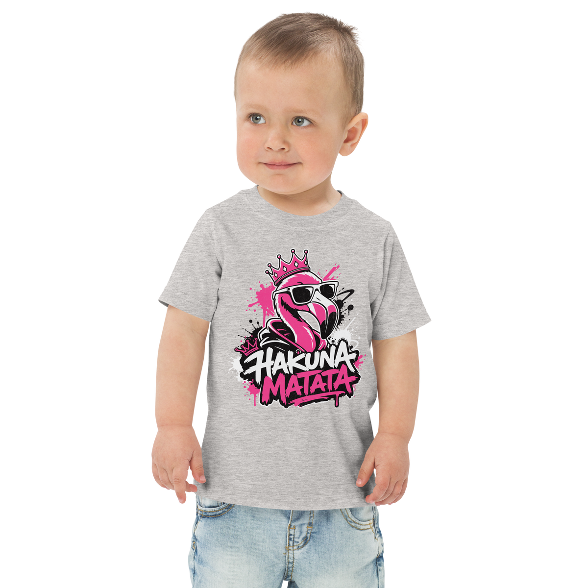 Kleiner Junge trägt graues T-Shirt mit coolem Flamingo und den Worten Hakuna Matata im Streetartstyle bedruckt