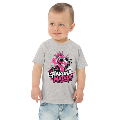 Kleiner Junge trägt graues T-Shirt mit coolem Flamingo und den Worten Hakuna Matata im Streetartstyle bedruckt