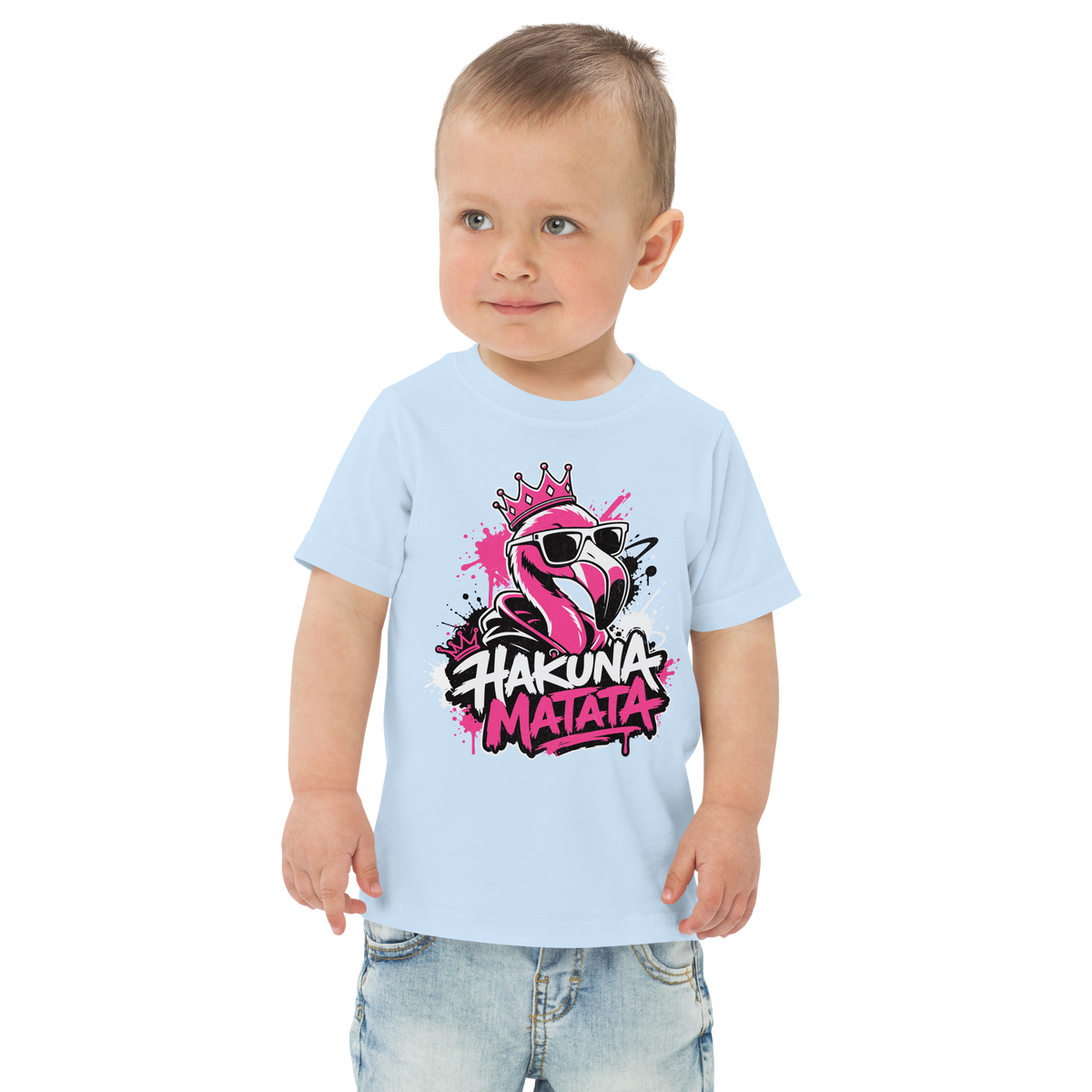 Kleiner Junge trägt hellblaues T-Shirt mit coolem Flamingo und den Worten Hakuna Matata im Streetartstyle bedruckt