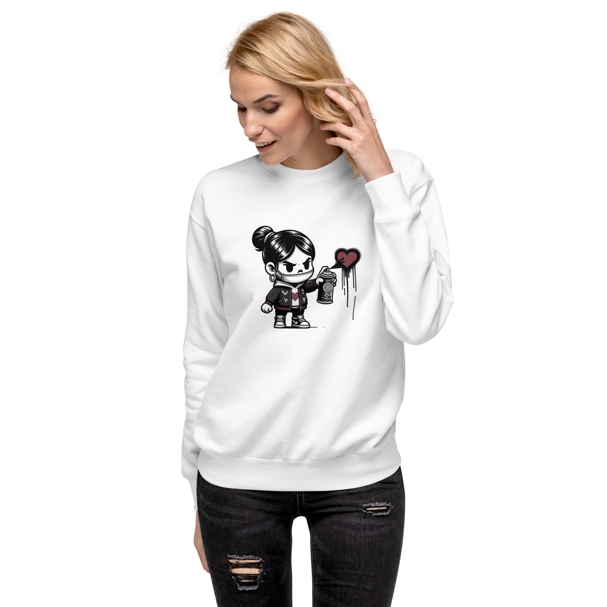 Frau trägt weißen Pullover mit Mädchen sprüht Herz Motiv
