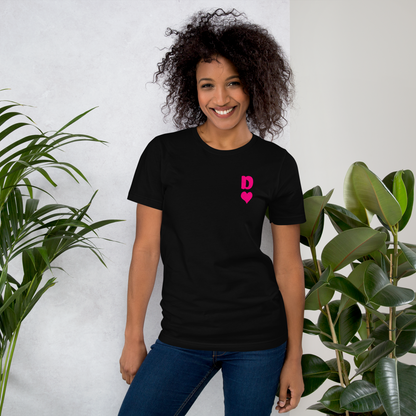 Frau trägt schwarzes Partnerlook Unisex T-Shirt mit minimalistischem pinkem Dame Herz Symbol
