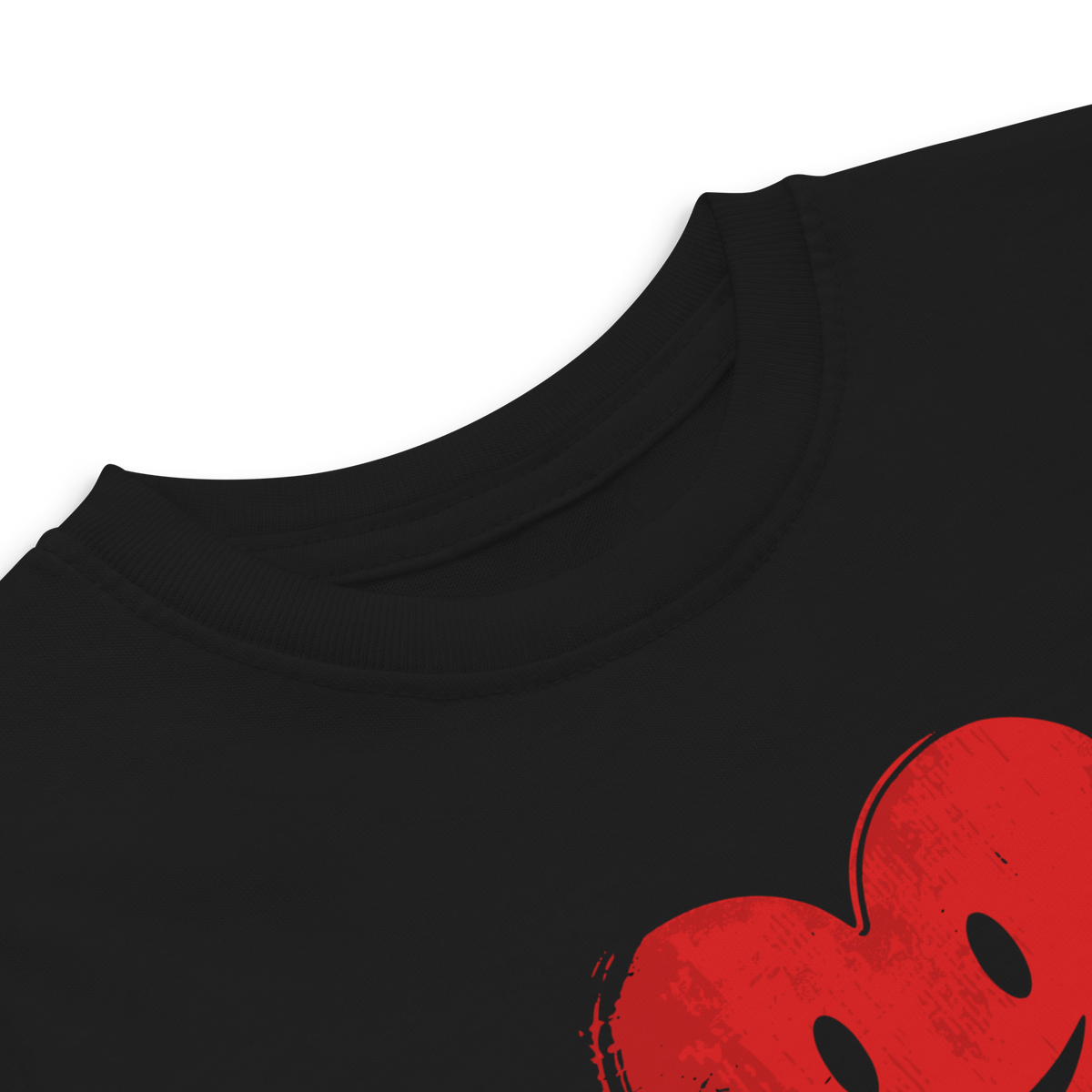 Nahaufnahme Schwarzes Kinder T-Shirt mit lachendem roten Herz Brustprint