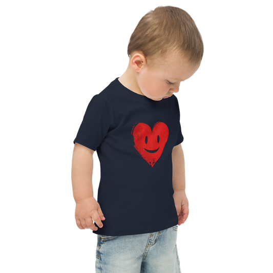 Junge trägt navy Kinder T-Shirt mit lachendem roten Herz Brustprint