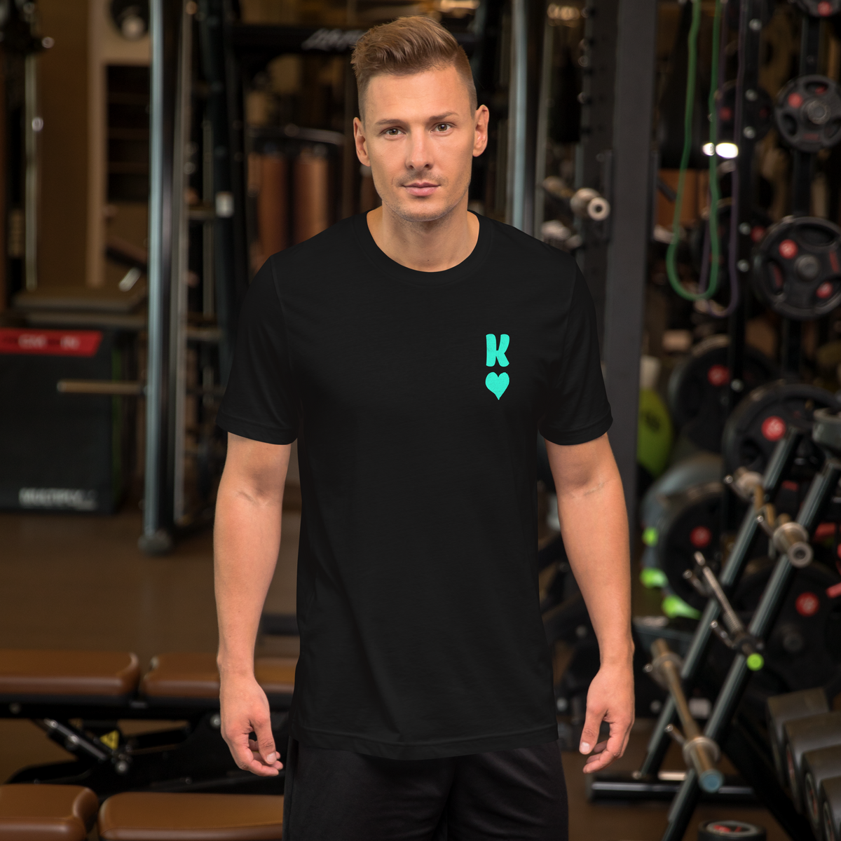 Mann trägt schwarzes Partnerlook Unisex T-Shirt mit minimalistischem türkisem König Herz Symbol