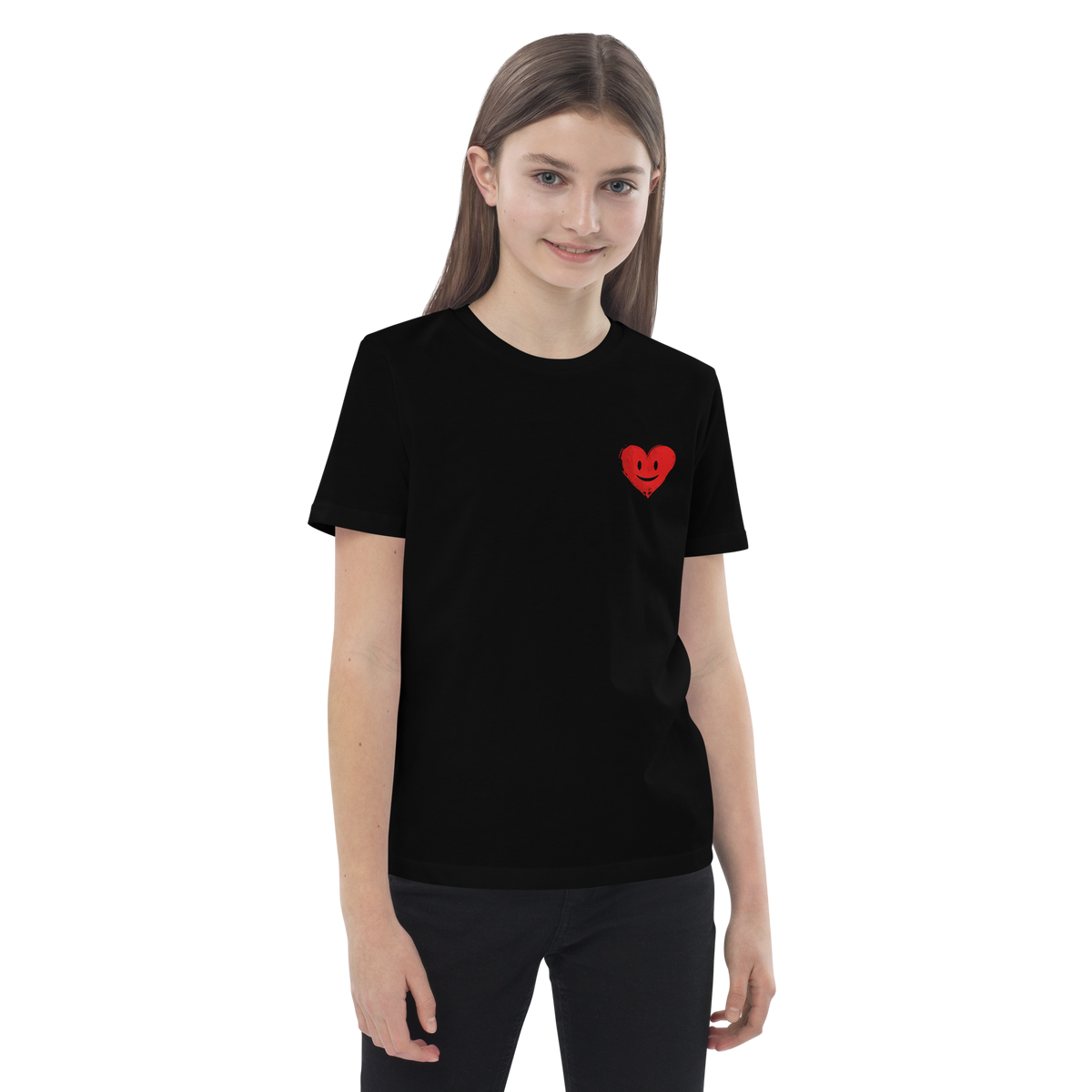 Mädchen trägt schwarzes Kinder T-Shirt mit lachendem roten Herz