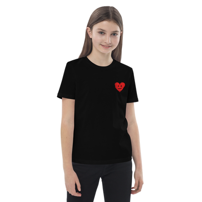 Mädchen trägt schwarzes Kinder T-Shirt mit lachendem roten Herz