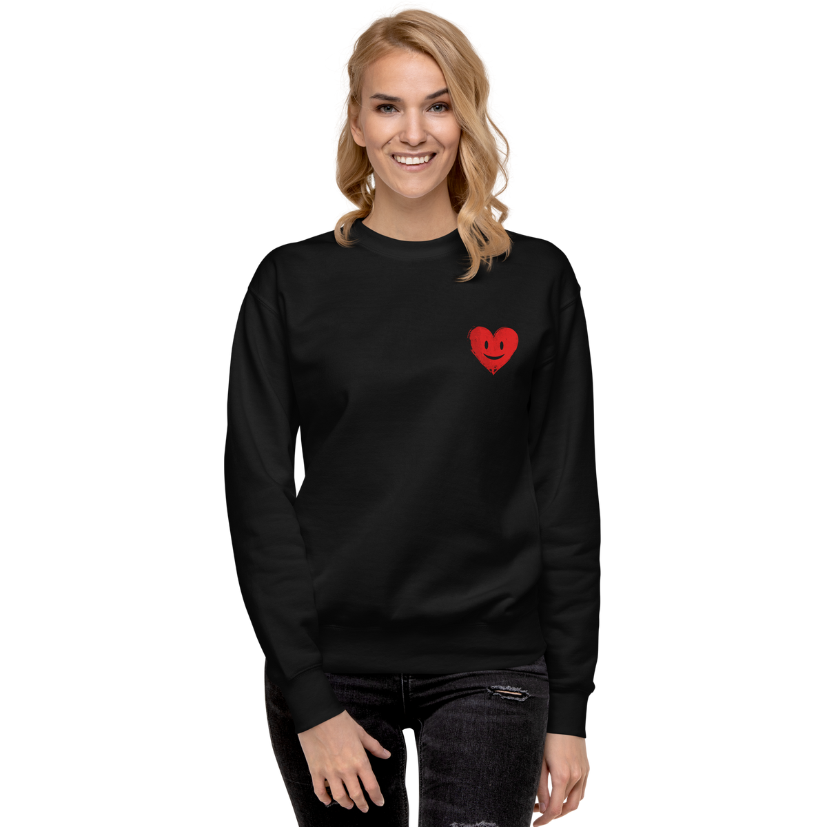 Frau trägt schwarzen Pullover mit kleinem roten lachendem Herz Print