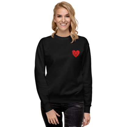 Frau trägt schwarzen Pullover mit kleinem roten lachendem Herz Print