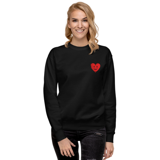 Frau trägt schwarzen Pullover mit kleinem roten lachendem Herz Print