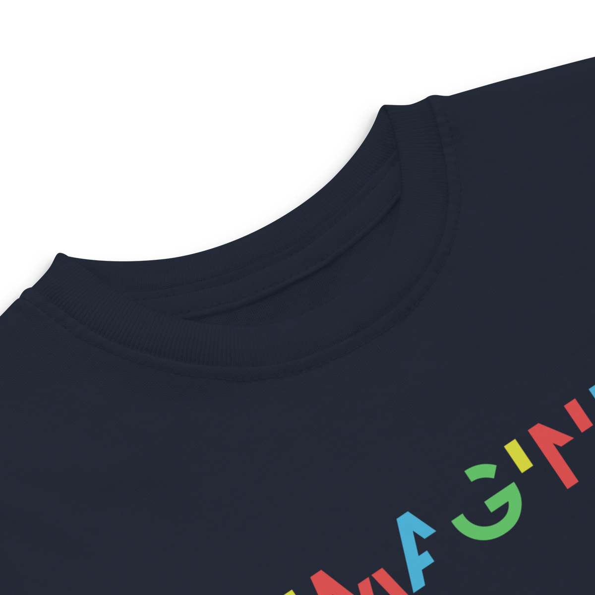 Nahaufname blaues T-Shirt mit buntem IMAGINE Schriftzug