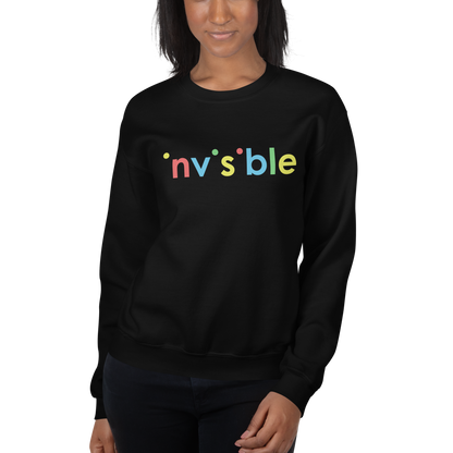 Frau trägt schwarzen Pullover mit buntem invisible Print bei dem die i-Punkte fehlen