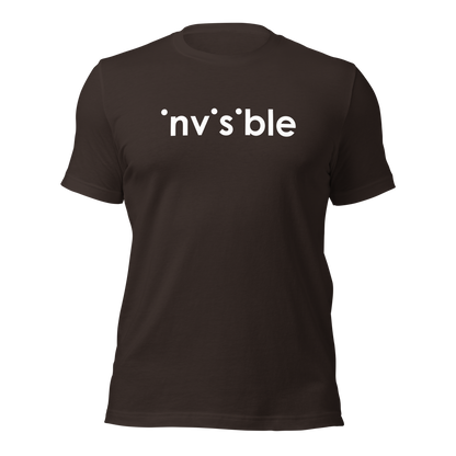 Braunes Unisex T-Shirt mit weißem Invisible Schriftzug, bei dem die i-Punkte fehlen Brustprint