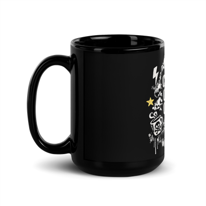 Tasse mit Coffee & Chaos Design, Reifenprofil-Details und urbanem Graffiti-Vibe, Seitenansicht Links