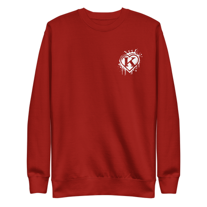 Roter Pullover mit weißem Graffitiherz mit Krone und K in der Mitte