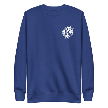 Blauer Pullover mit weißem Graffitiherz mit Krone und K in der Mitte