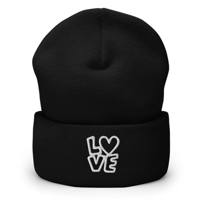 Schwarzes Beanie mit LOVE bei dem das O durch ein Herz ersetzt ist, Stickerei