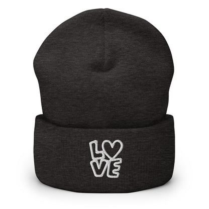Dunkelgraues Beanie mit LOVE Stickerei bei dem das O durch ein Herz ersetzt ist