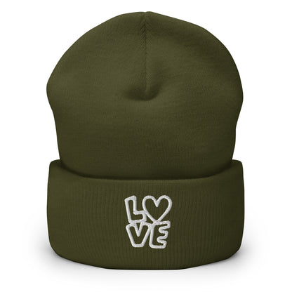 Olivegrünes Beanie mit LOVE Stickerei bei dem das O durch ein Herz ersetzt ist