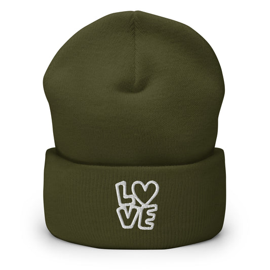 Olivegrünes Beanie mit LOVE Stickerei bei dem das O durch ein Herz ersetzt ist