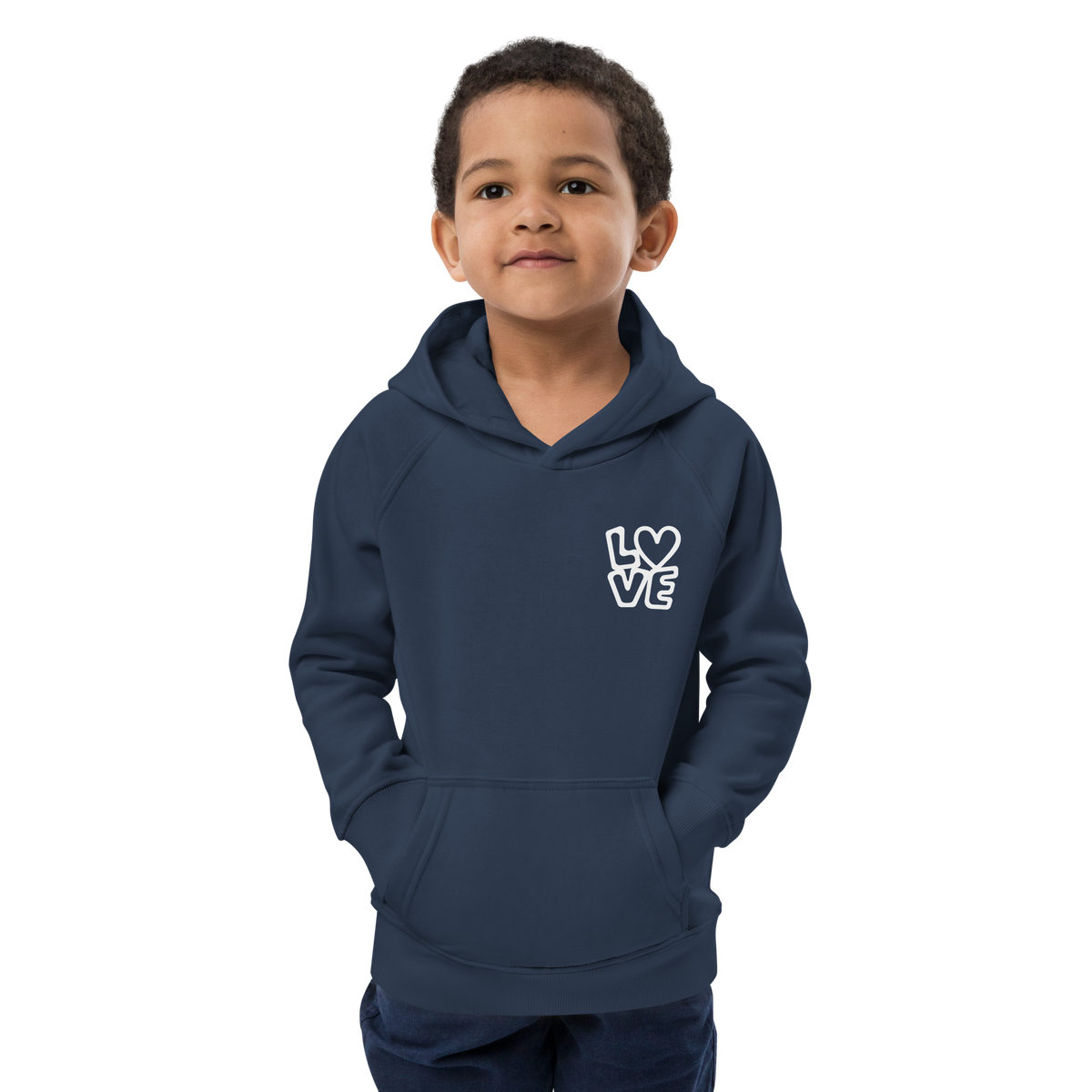 Junge trägt Navy Hoodie mit LOVE Print bei dem das O durch ein Herz ersetzt ist