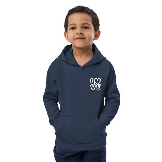 Junge trägt Navy Hoodie mit LOVE Print bei dem das O durch ein Herz ersetzt ist