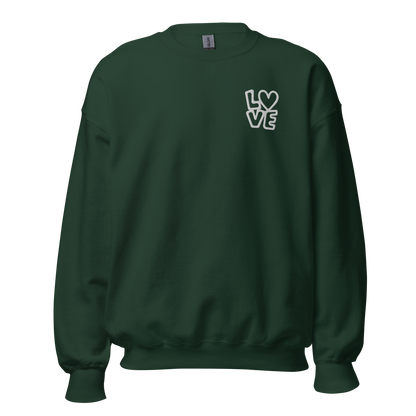 Waldgrüner Hoodie mit LOVE Stickerei bei dem das O durch ein Herz ersetzt ist