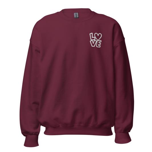 Kastanienroter Hoodie mit LOVE Stickerei bei dem das O durch ein Herz ersetzt ist