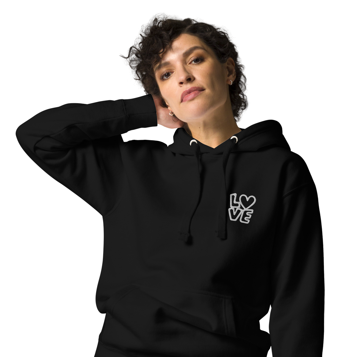 Frau trägt schwarzen Hoodie mit kleinem gestickten LOVE bei dem das O durch Herz ersetzt ist